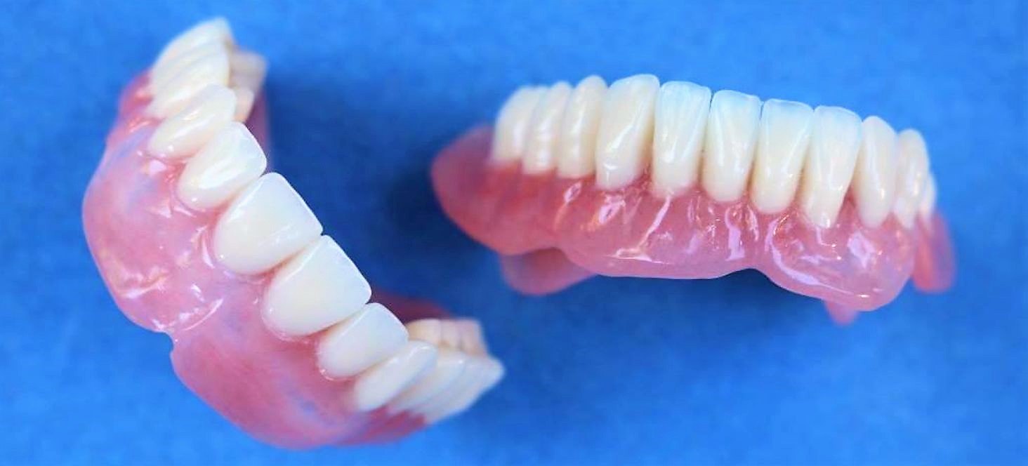 silikonovye zubnye protezy